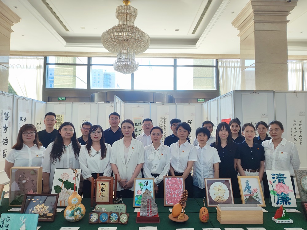 華瑞公司黨支部聯合路用新材料黨支部參觀 “清廉山高?廉筑初心”廉潔作品展